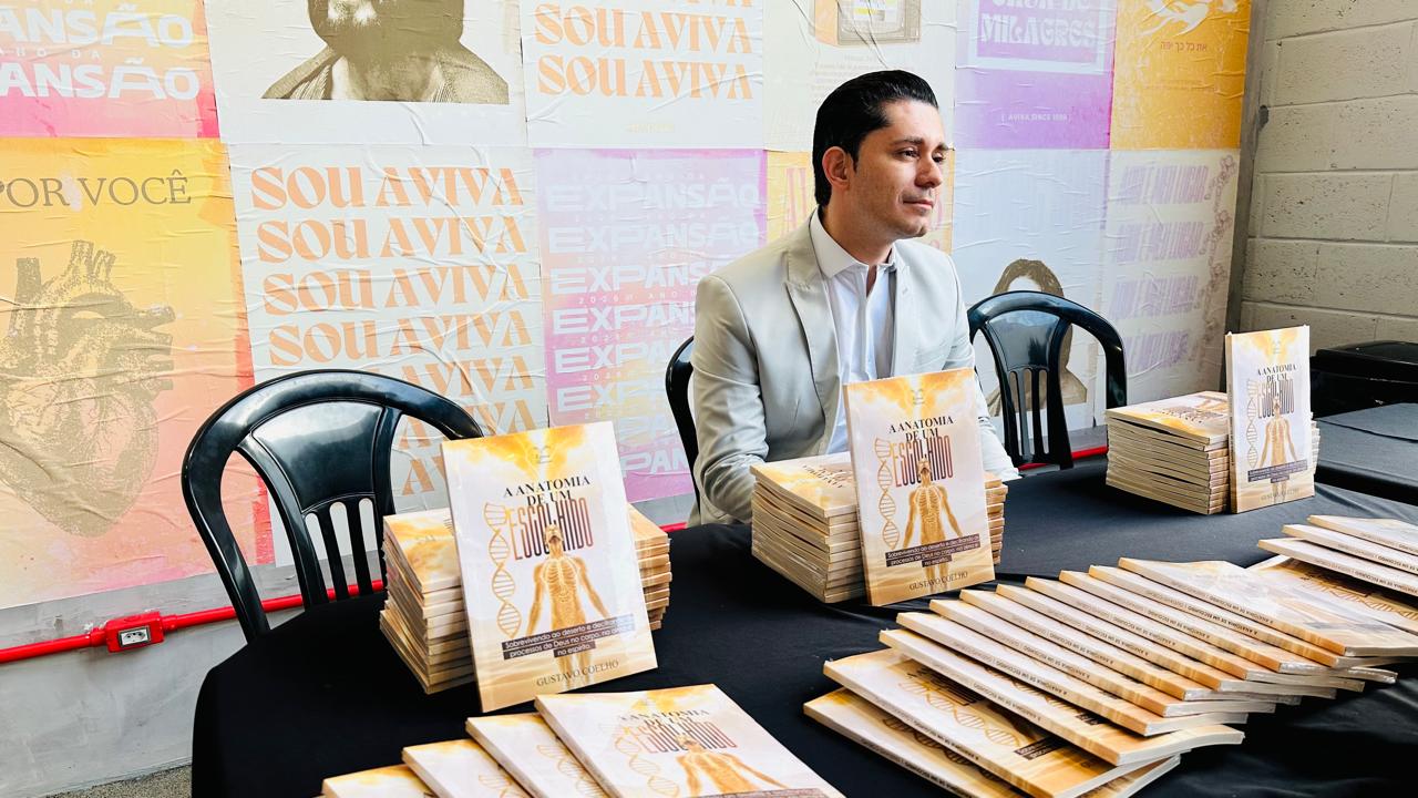 Gustavo Coelho no lançamento do livro A Anatomia de um Escolhido